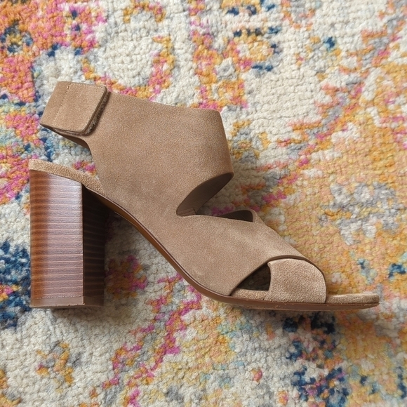 Vince Farrah Suede Leather Criss Cross Open Toe Stacked Block Heel Sandals Tan 9 - Picture 8 of 15